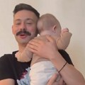 Torta na tri sprata, slavljenik sa krunom na glavi: Milan Vasić proslavio sinu prvi rođendan, supruga u crvenoj haljini puca…
