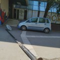 (FOTO) Bandera sa svetiljkom pala na šetalište u centru Jagodine