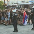 Dva kordona policije razdvajaju učesnike Prajd karavana i grupu mladića u Zaječaru