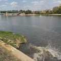 Nizak vodostaj Dunava pogoršao problem izlivanja fekalnih voda u Dunav, neprijatni miris širi se kejom u Novom Sadu (VIDEO)