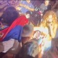 (VIDEO) Pogledajte trenutak kada je Rita Ora uzela srpsku zastavu i ogrnula se njome: Ovo je dečko koji je pevačici dao…