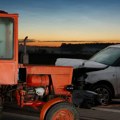 Automobilom se zakucao u traktor sa plugovima: Teška saobraćajna nezgoda na Batajničkom drumu