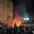 Brojni građani i ove godine na paljenje badnjaka ispred crkve u Leskovcu