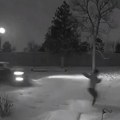 Kamionet juri ženu niz mračnu ulicu: Snimak koji je zbunio i policiju, nikom nije jasno šta se zapravo dogodilo (video)