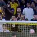 Navijač hteo da snimi gol Ronalda u 96. iz penala, pa dobio loptu u glavu i ostao bez telefona