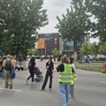 Maturanti u Novom Sadu blokiraju saobraćaj zbog prekomerne upotrebe sile nad studentima