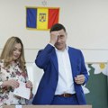 Izbori u Rumuniji: Otvorena birališta; Policija udaljila predsedničkog kandidata sa biračkog mesta VIDEO