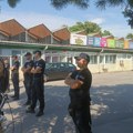 Deo studenata i građana i jutros pokušava da spreče ispitni rok Pravnog na Novosadskom sajmu, prisutna policija