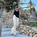 Aleksandra "gori" u bikiniju na pragu 6. decenije: Leži pored supruga koji fantastično izgleda, a skriva ga godinama