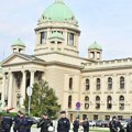 Incident ispred Skupštine: Poslanici probili ogradu ispred parlamenta, sednica kasni