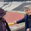 Delije i Grobari plaču! Zvezdaš doveo dedu od 96 godina prvi put na stadion Partizana - ono što se tamo desilo, svi će pamtiti…