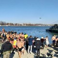 Vera mnogo jača od hladne vode: Na Dunavu u Sremskoj Kamenici takmičilo se stotinu plivača