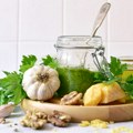 Imate svež peršun? Napravite brz i aromatičan pesto koji ide uz sve