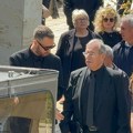 Tužna povorka krenula na groblju Lešće! Sin pridržava Čedu Markovića, tuga i muk na sahrani njegove Ljiljane