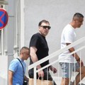 Kasper u pratnji Minine braće došao po nju u "Lazu": Pevačica sakrila lice pa izustila samo ovo