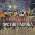 Studenti i građani protestovali ispred zgrade policije u Kruševcu: Traže da im vrate oduzeti transparent "Studenti pobeđuju"…