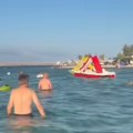 "Marš ti iz mora!" Snimak sa hrvatske plaže izazvao lavinu komentara: Turisti iznervirani onim što su videli u vodi (video)