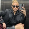 Crveni kauč i ljubičaste fotelje: Sara Jo pokazala kako izgleda njen novi stan na Dorćolu, sve pršti od jarkih boja (foto)