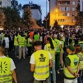 “56 pisama za 56 profesora bez ugovora”: Učenici Jovine krenuli u šetnju do Gradske kuće (FOTO i VIDEO)