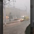 Veliko nevreme stiglo u Hrvatsku! Crni oblaci iznad Zagreba, lete krovovi, vetar ruši sve pred sobom (foto, video)