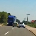 Vozač kamikaza izaziva smrt! Zastrašujući snimak iz Vrnjačke banje: Vozilo auto-škole pretiče, a onda naleće na šleper!