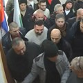 Lomili vrata i zauzeli kabinet: Burno u opštini Sjenica, SPP tvrdi: Divljali po hodnicima i plašili ljude (video)