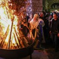 Badnje veče na Baščaršiji: Veliki broj pravoslavnih vernika prisustvovao paljenju badnjaka