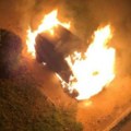 Vatra i crni dim kuljaju na sve strane: Gori automobil nasred ulice u Zemunu (video)