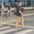 (Video) Andrija milošević u kežual izdanju na aerodromu: Uhvatili smo glumca kad se nije nadao: Na leđima nosi ranac od 170…