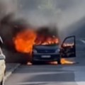 Vatra "progutala" ceo auto Drama na Karaburmi, plamen i dim kuljaju na sve strane (VIDEO)