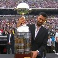 Kakva čast za Noleta: Đoković postavio trofej Kopa Libertadores i dobio ovacije! (video)