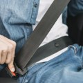 Izuzetno važno, a malo ko zna: Evo čemu služi dugme na sigurnosnom pojasu u automobilu!