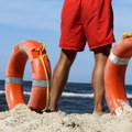 Pomama za ocatom na moru Turisti počeli masovno da donose jabukovo sirće na plažu koji je razlog, saznajte čemu im služi
