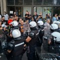UŽIVO Protest ispred Filozofskog u Novom Sadu: Građani traže otvorena vrata za studente, dekan uslovio izlazak garancijom…