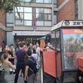 Protest ispred Filozofskog u Novom Sadu: Studenti u zgradu ušli kroz prozor, dekan pozvao policiju