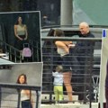 Pali strasni poljupci: Uhvatili smo Zvezdana Terzića na aerodromu: Jurio se sa detetom, pa zagrlio ženu: Izašli na VIP ulaz, a…