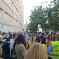 VIDEO: Protest roditelja đaka Pete beogradske gimnazije i građana zbog "nepravednih mera" direktorke