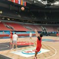 Larkin dva minuta nije mogao da promaši, a Šengun mu dobacuje: "Sačuvaj nešto za Srbiju, brate"