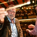 Arnold Švarceneger napravio šou na Oktoberfestu: Dirigovao orkestrom i publikom koja je pevala u pivnici