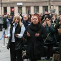 Sin Halida Bešlića ispred kovčega u džamiji – 80.000 ljudi se oprašta od pevača VIDEO