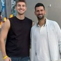 Novak Đoković na Dorćolu u društvu našeg poznatog influensera: Teniser u opuštenom izdanju pozira sa osmehom na licu: "Najveći"…