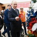 Deca pisala Putinu želje: Troje mališana dobija svoj novogodišnji san