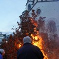 SPC sutra slavi Badnji dan: Evo šta svaka kuća mora da uradi i zašto se badnjak seče baš sa tri udarca