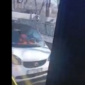 (Video) Drama na Brankovom mostu: Vozilo se zakucalo u ogradu, policija na licu mesta, stvaraju se gužve