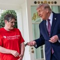 Svi pričaju o bakšišu koji je Tramp dao ženi koja mu je donela hranu u Belu kuću: Novinari sve snimili!