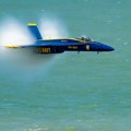 Panika na plaži: Borbeni avion preleteo tik iznad kupača, oduvao stolice i suncobrane (VIDEO)