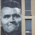 Verovao da će zaraditi milione od statue Čarlija Kirka, a sada moli donatore da mu spasu projekat
