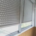 Не можете да живите од јаког сунца, а ролетне су вам прескупе? Погледајте нека решења која ће вам уштедети доста новца