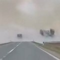 (Video) Vozači, oprez ako ovuda vozite! Požar buknuo kraj puta, dim na sve strane, ne vidi se prst pred okom