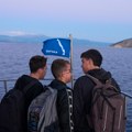 Грчка стари, преостала деца с острва путују бродићима у школе на копну